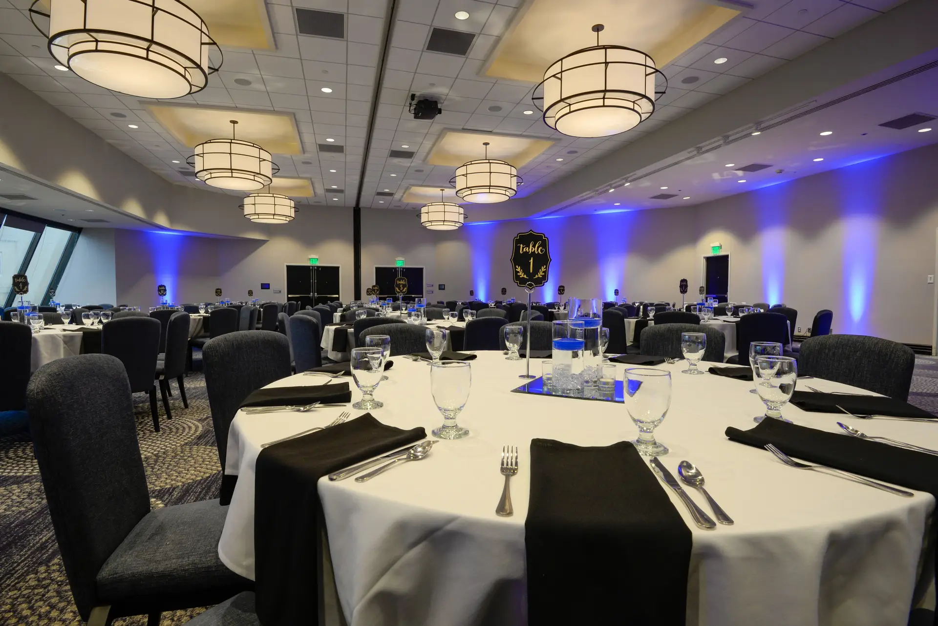 Spacious banquet hall lighting